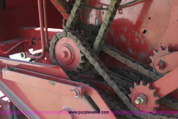 image for item H2101 2007 New Holland BR750A round baler