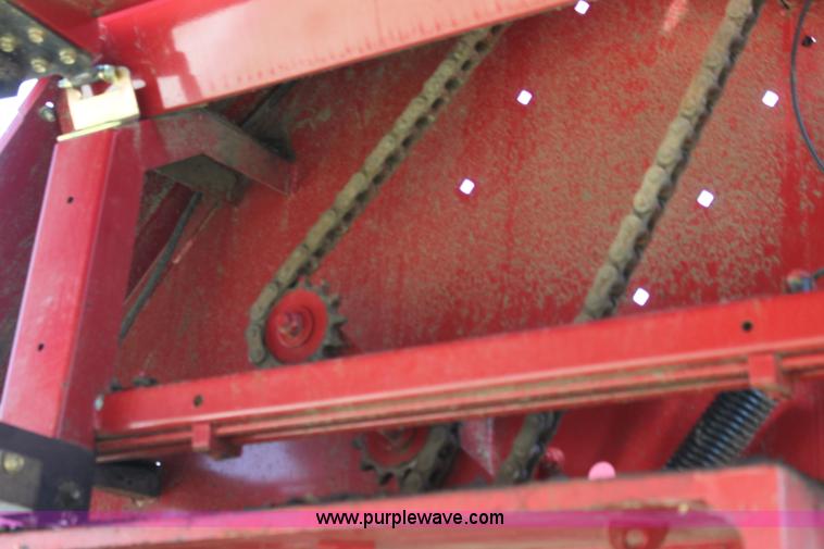 image for item H2101 2007 New Holland BR750A round baler