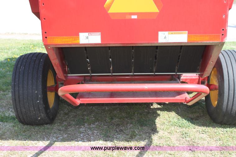 image for item H2101 2007 New Holland BR750A round baler