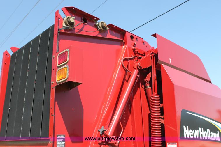 image for item H2101 2007 New Holland BR750A round baler