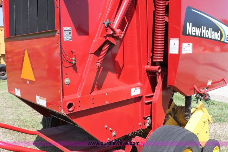 image for item H2101 2007 New Holland BR750A round baler