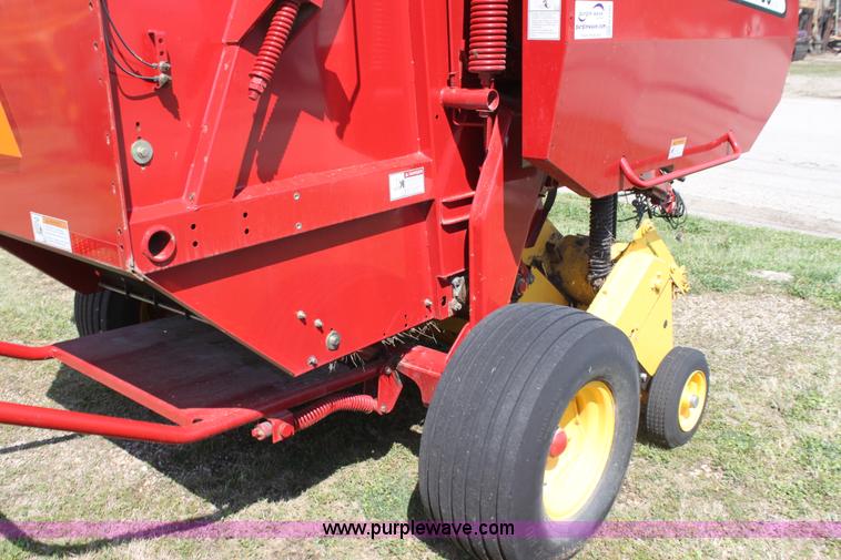 image for item H2101 2007 New Holland BR750A round baler
