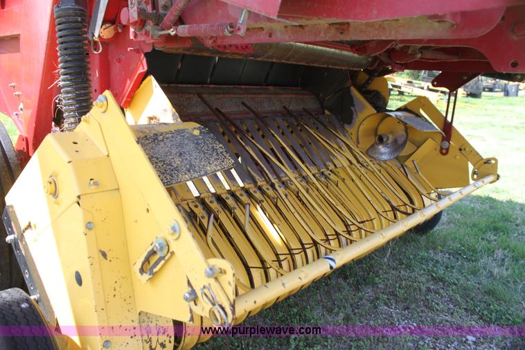 image for item H2101 2007 New Holland BR750A round baler