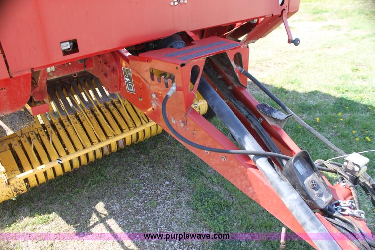 image for item H2101 2007 New Holland BR750A round baler