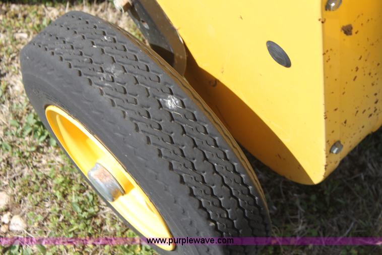 image for item H2101 2007 New Holland BR750A round baler