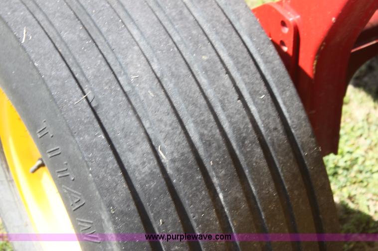 image for item H2101 2007 New Holland BR750A round baler