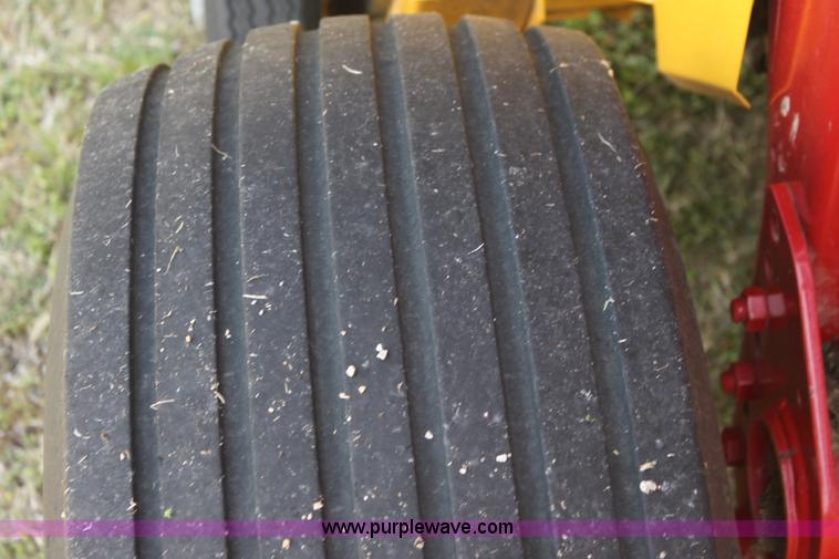 image for item H2101 2007 New Holland BR750A round baler