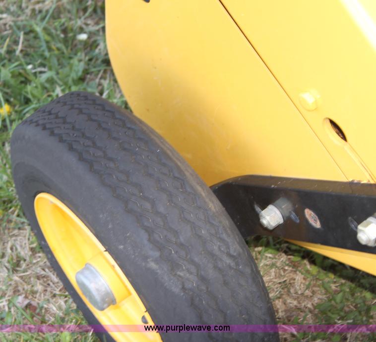 image for item H2101 2007 New Holland BR750A round baler