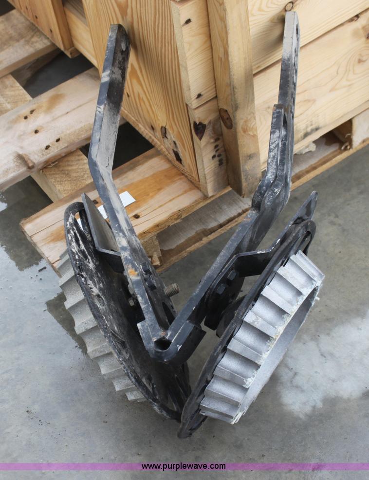 image for item H2106 (12) John Deere floating row cleaners with depth bands