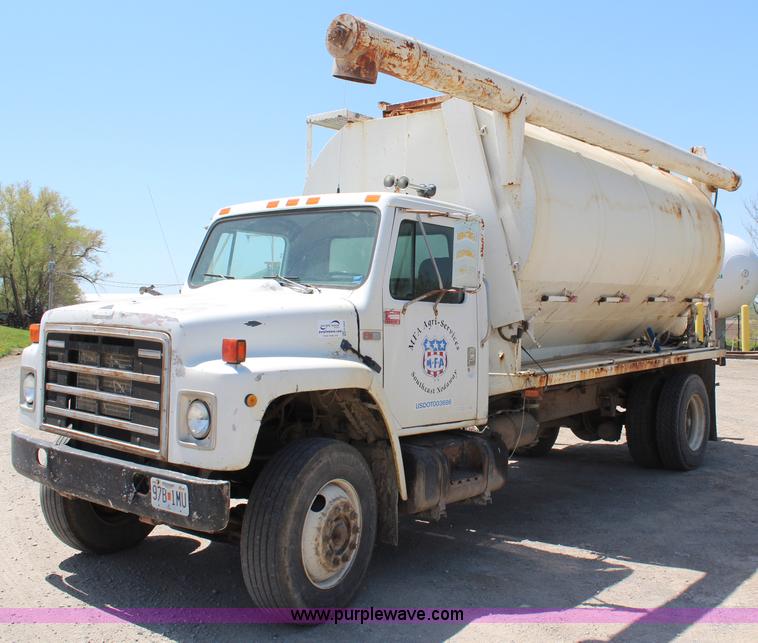 image for item H2669 1986 International S1900 feed delivery truck