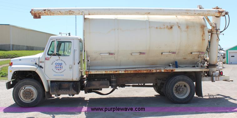 image for item H2669 1986 International S1900 feed delivery truck