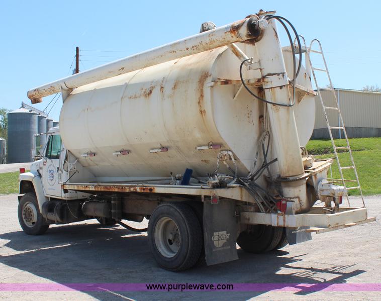 image for item H2669 1986 International S1900 feed delivery truck