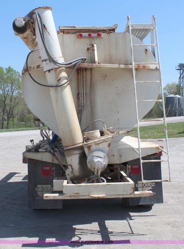 image for item H2669 1986 International S1900 feed delivery truck