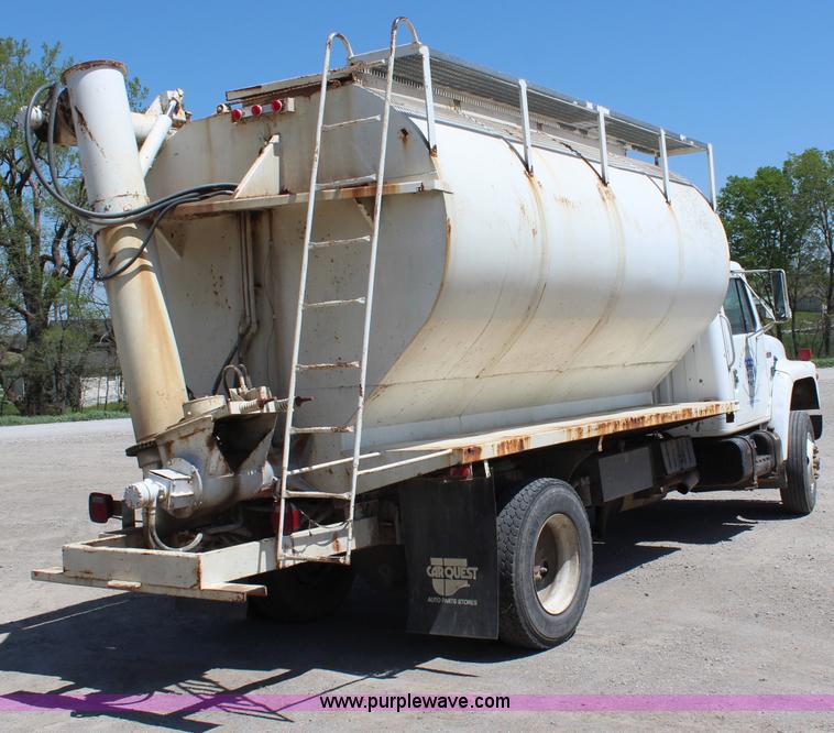 image for item H2669 1986 International S1900 feed delivery truck