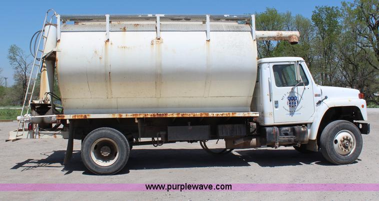image for item H2669 1986 International S1900 feed delivery truck