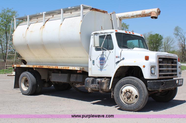 image for item H2669 1986 International S1900 feed delivery truck