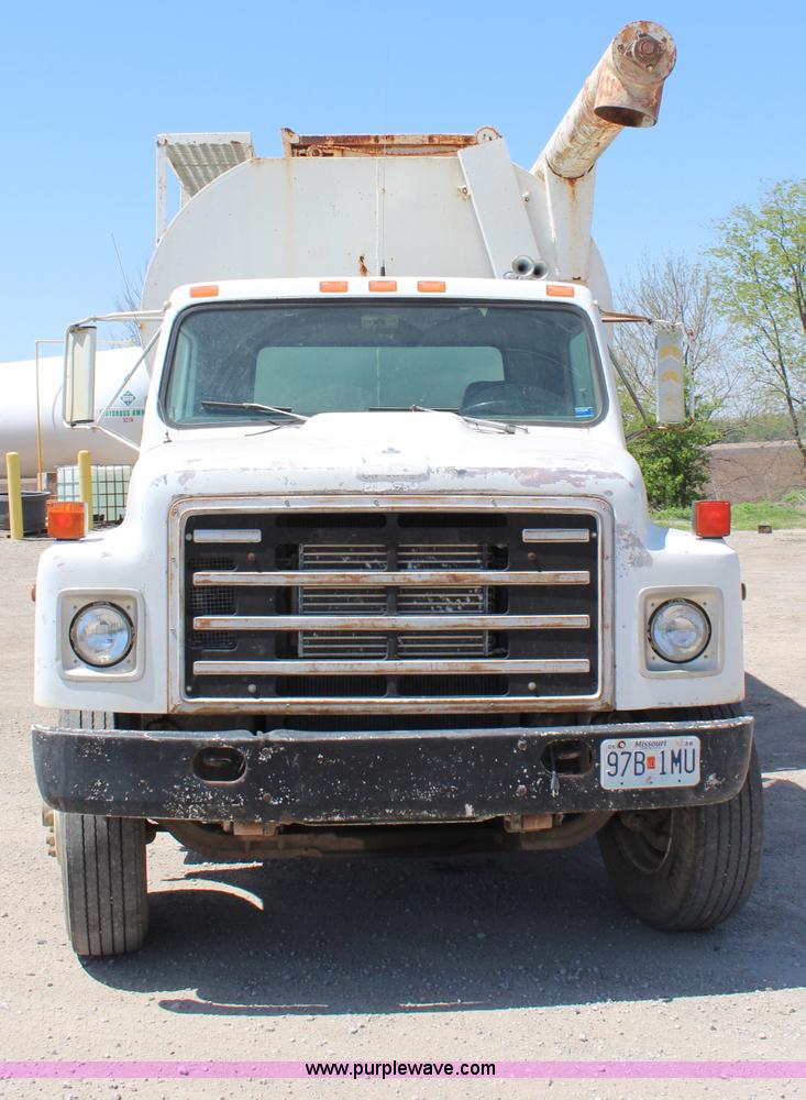 image for item H2669 1986 International S1900 feed delivery truck