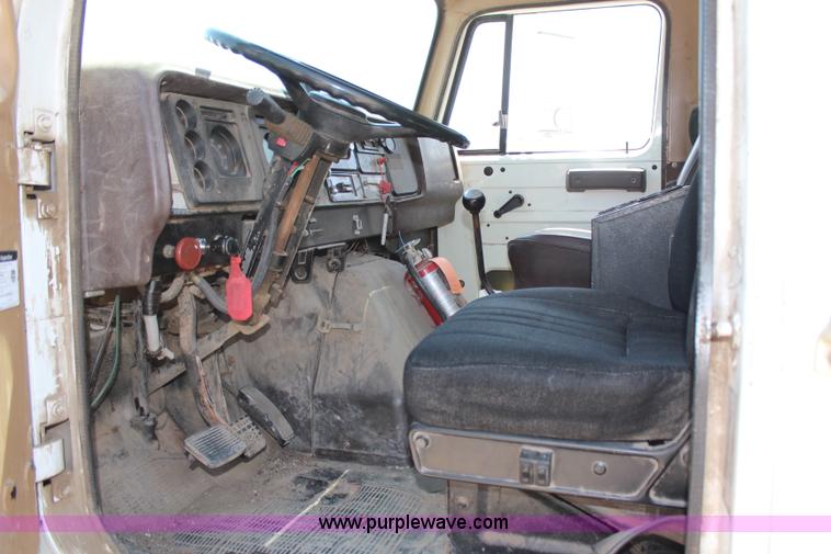 image for item H2669 1986 International S1900 feed delivery truck