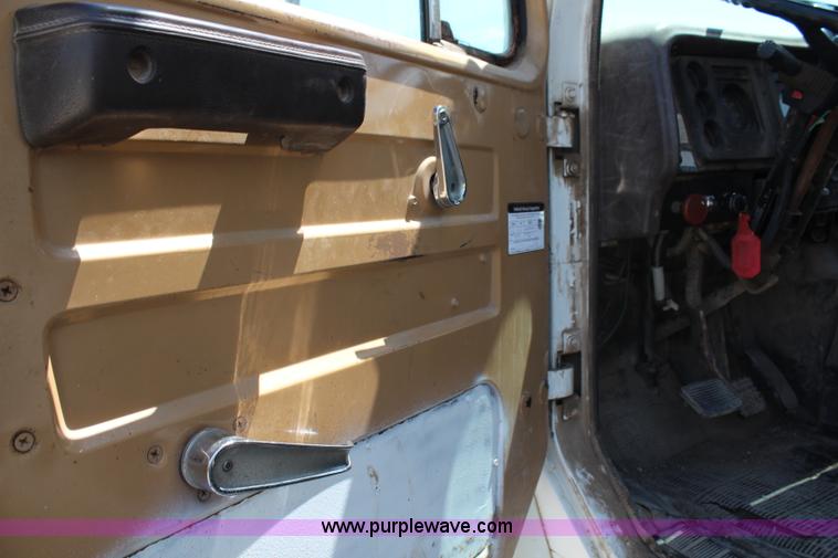 image for item H2669 1986 International S1900 feed delivery truck