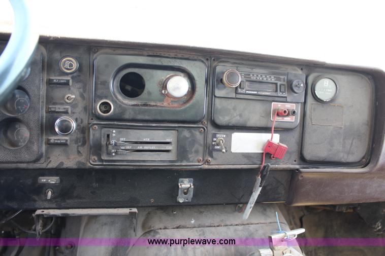 image for item H2669 1986 International S1900 feed delivery truck