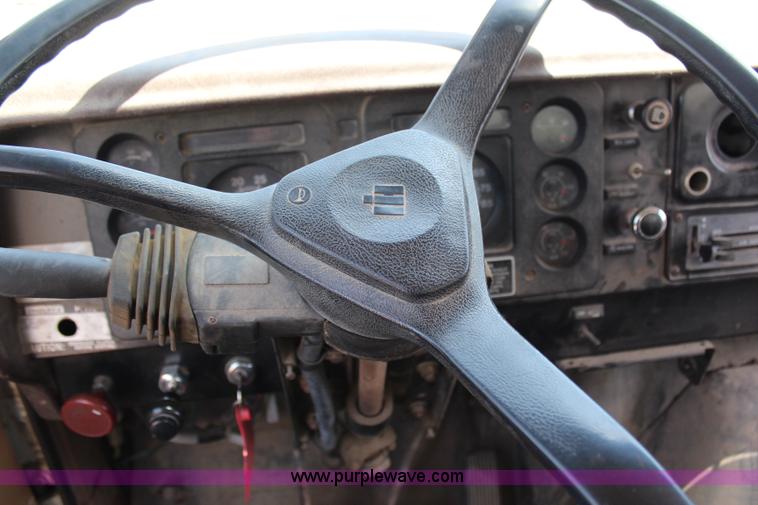 image for item H2669 1986 International S1900 feed delivery truck