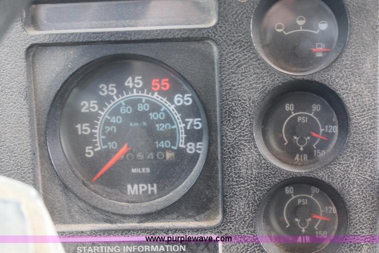 image for item H2669 1986 International S1900 feed delivery truck