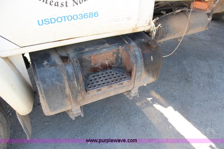 image for item H2669 1986 International S1900 feed delivery truck