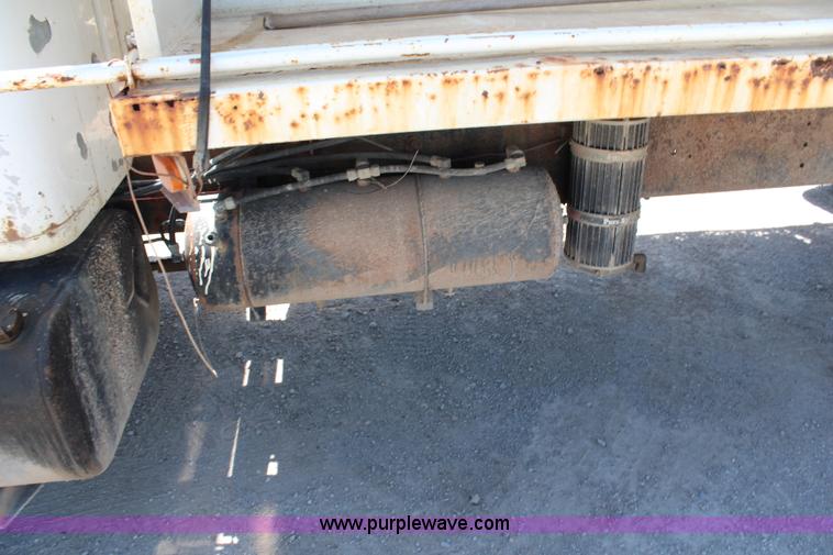 image for item H2669 1986 International S1900 feed delivery truck