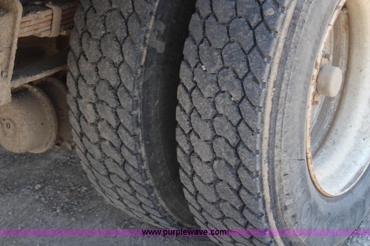 image for item H2669 1986 International S1900 feed delivery truck