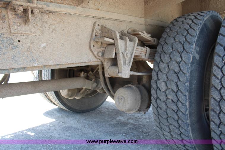 image for item H2669 1986 International S1900 feed delivery truck