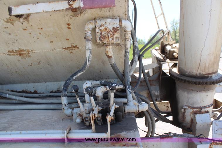 image for item H2669 1986 International S1900 feed delivery truck