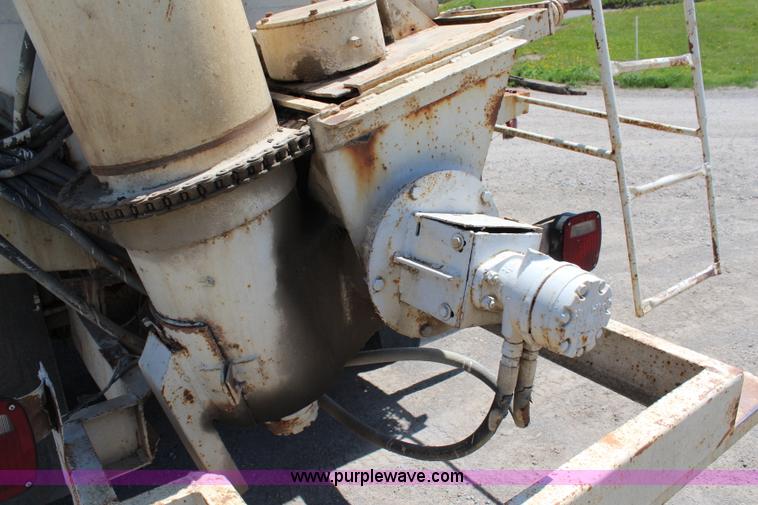 image for item H2669 1986 International S1900 feed delivery truck