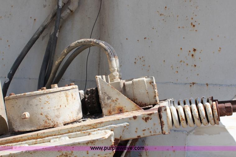 image for item H2669 1986 International S1900 feed delivery truck