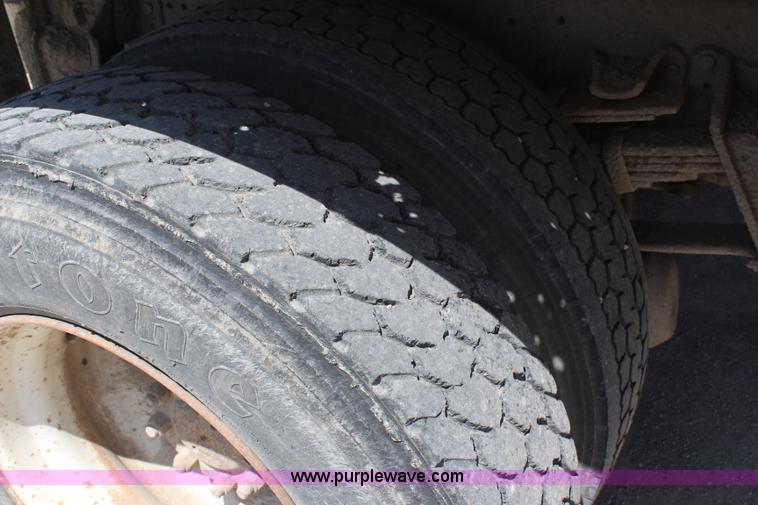 image for item H2669 1986 International S1900 feed delivery truck