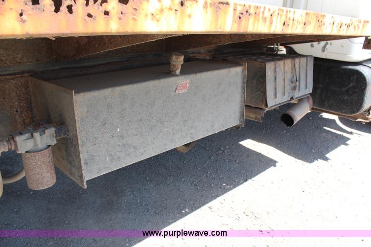 image for item H2669 1986 International S1900 feed delivery truck