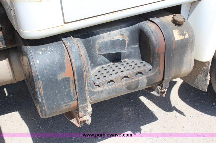 image for item H2669 1986 International S1900 feed delivery truck