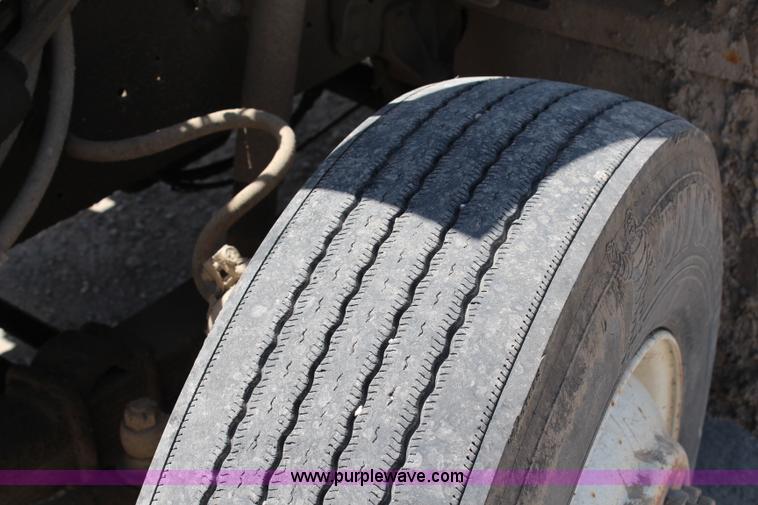 image for item H2669 1986 International S1900 feed delivery truck