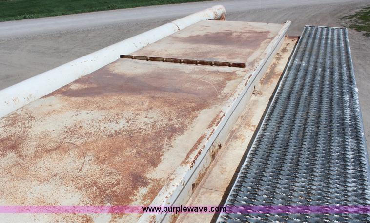 image for item H2669 1986 International S1900 feed delivery truck