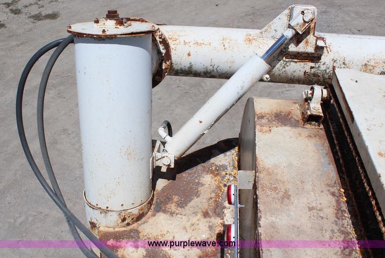 image for item H2669 1986 International S1900 feed delivery truck