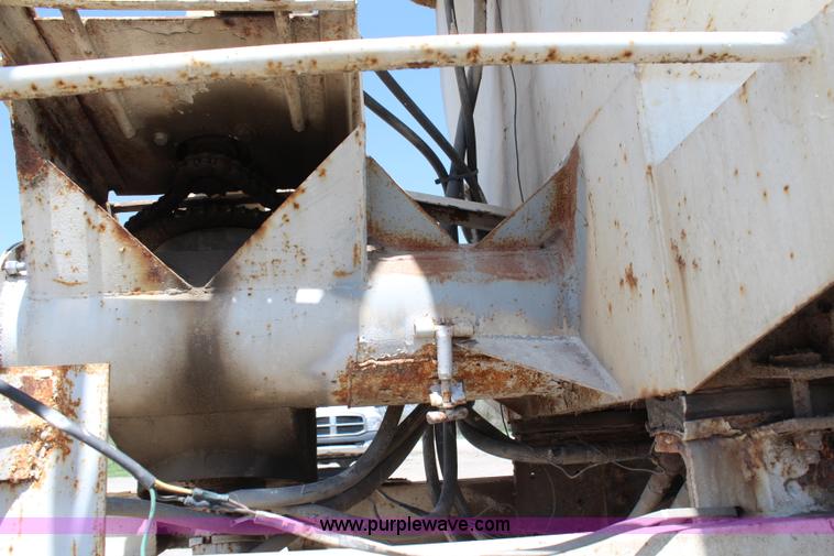 image for item H2669 1986 International S1900 feed delivery truck