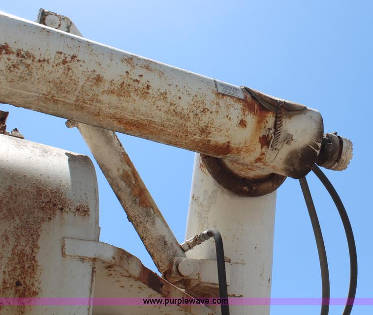 image for item H2669 1986 International S1900 feed delivery truck