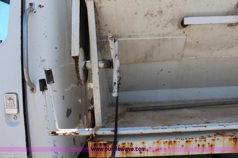 image for item H2669 1986 International S1900 feed delivery truck