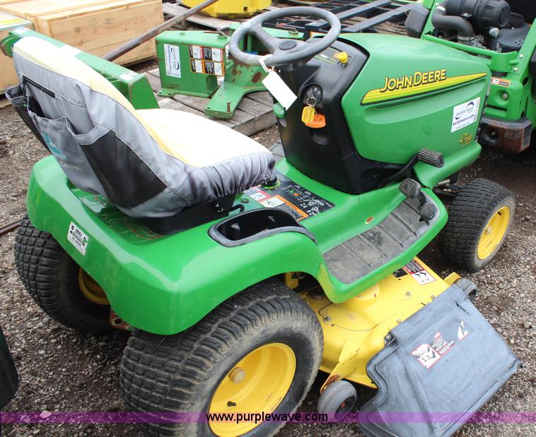 image for item H2692 2005 John Deere LT190 lawn mower