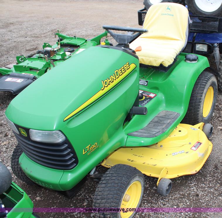 image for item H2692 2005 John Deere LT190 lawn mower