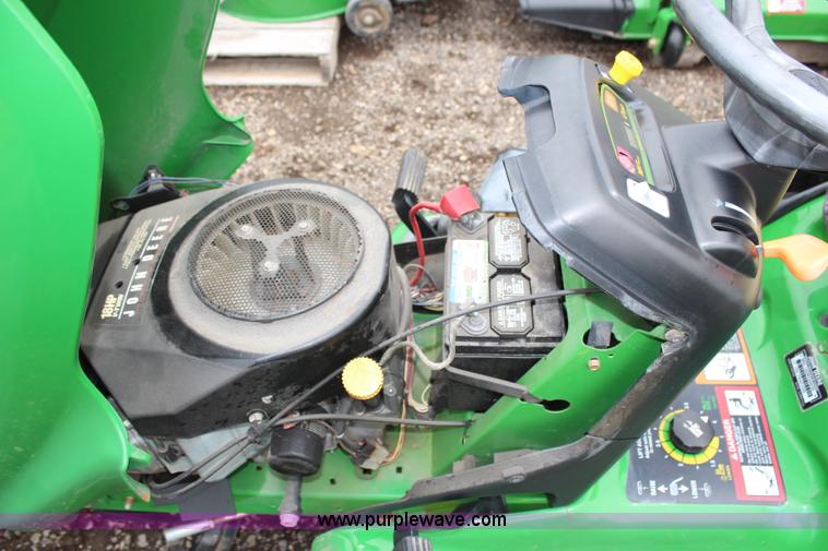 image for item H2692 2005 John Deere LT190 lawn mower