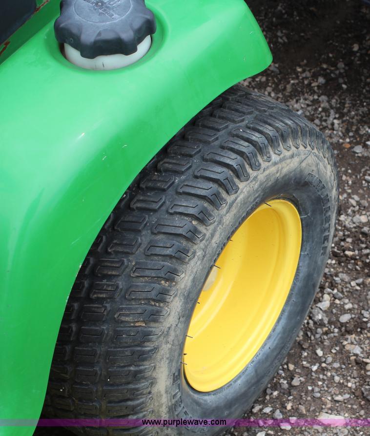 image for item H2692 2005 John Deere LT190 lawn mower