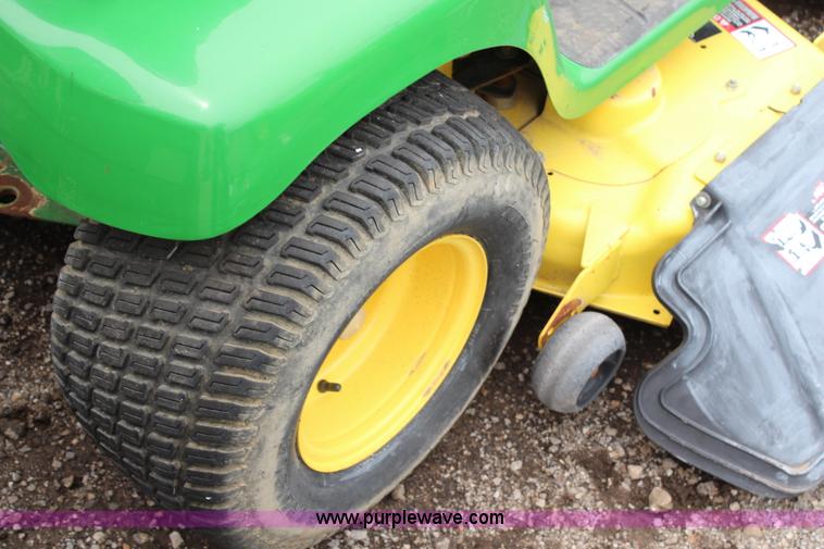 image for item H2692 2005 John Deere LT190 lawn mower
