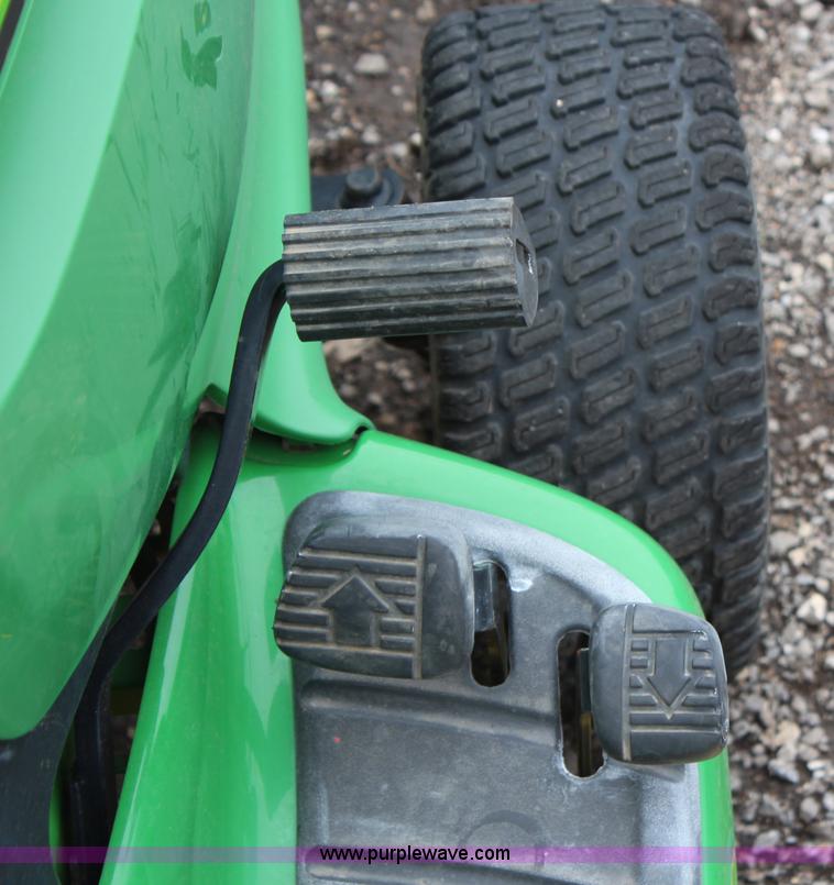 image for item H2692 2005 John Deere LT190 lawn mower