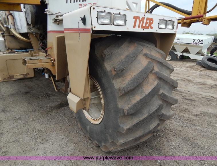 image for item H3402 Tyler Titan 3275 self-propelled sprayer