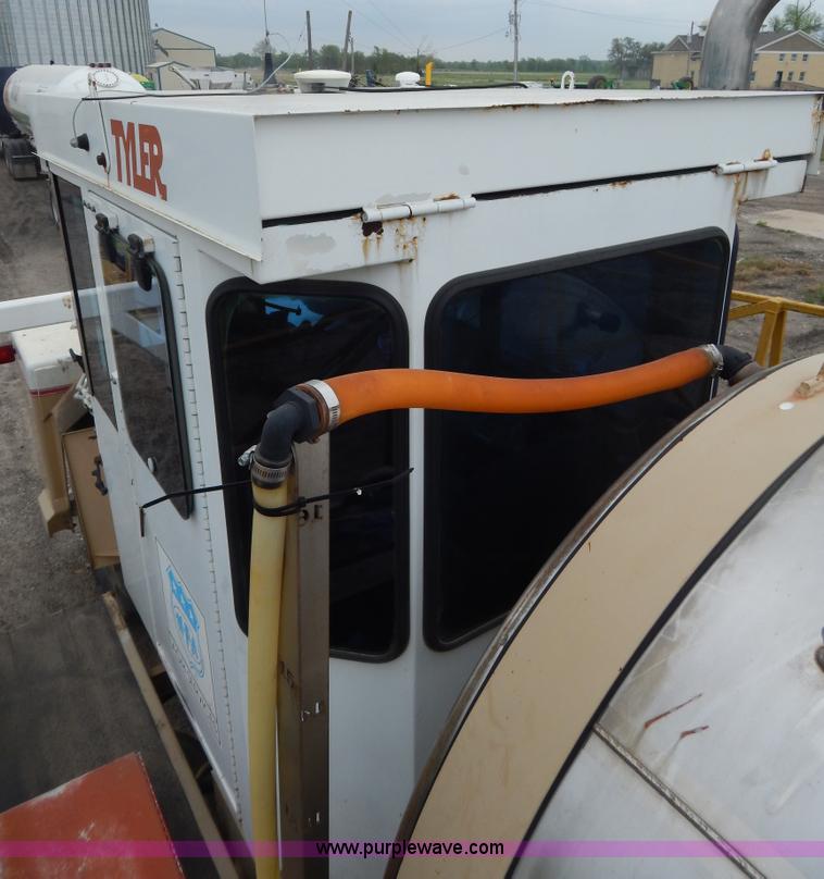 image for item H3402 Tyler Titan 3275 self-propelled sprayer